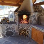 Vonkajší krb vo Family Resort Zázrivá – relax a príjemná atmosféra