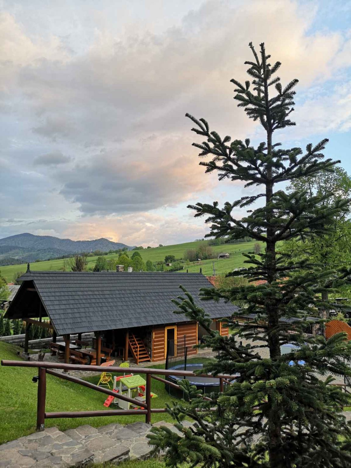 Pohľad na areál Family Resort Zázrivá v prírodnom horskom prostredí
